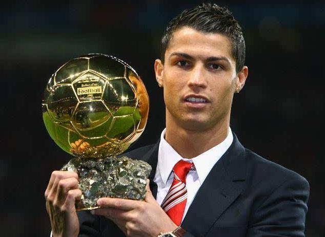  曼城德比战碾压曼联，罗德里世界波制胜  