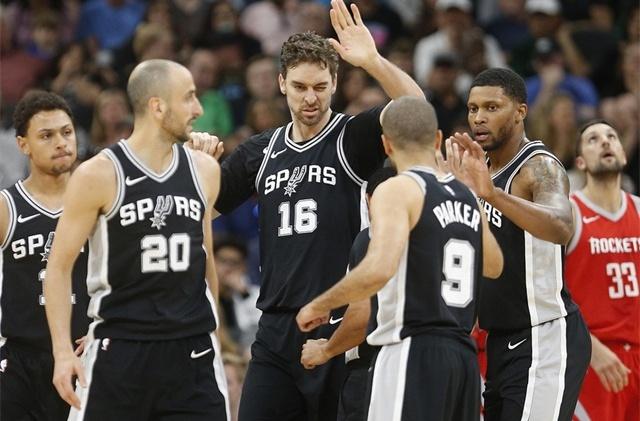  萨博尼斯二十加二十篮板，国王大胜马刺冲击季后赛