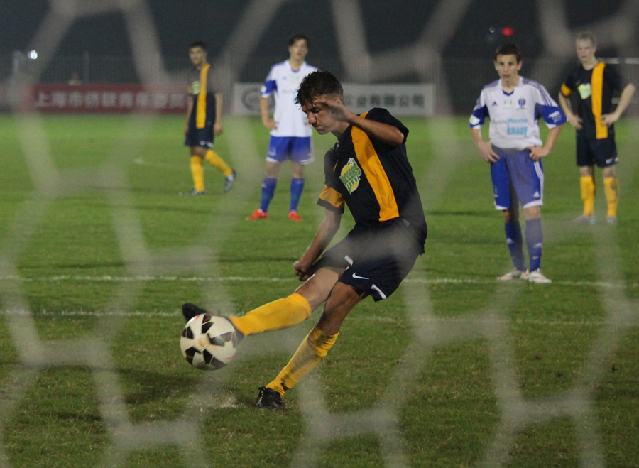  法兰克福定位球战术犀利，头球攻门屡建功