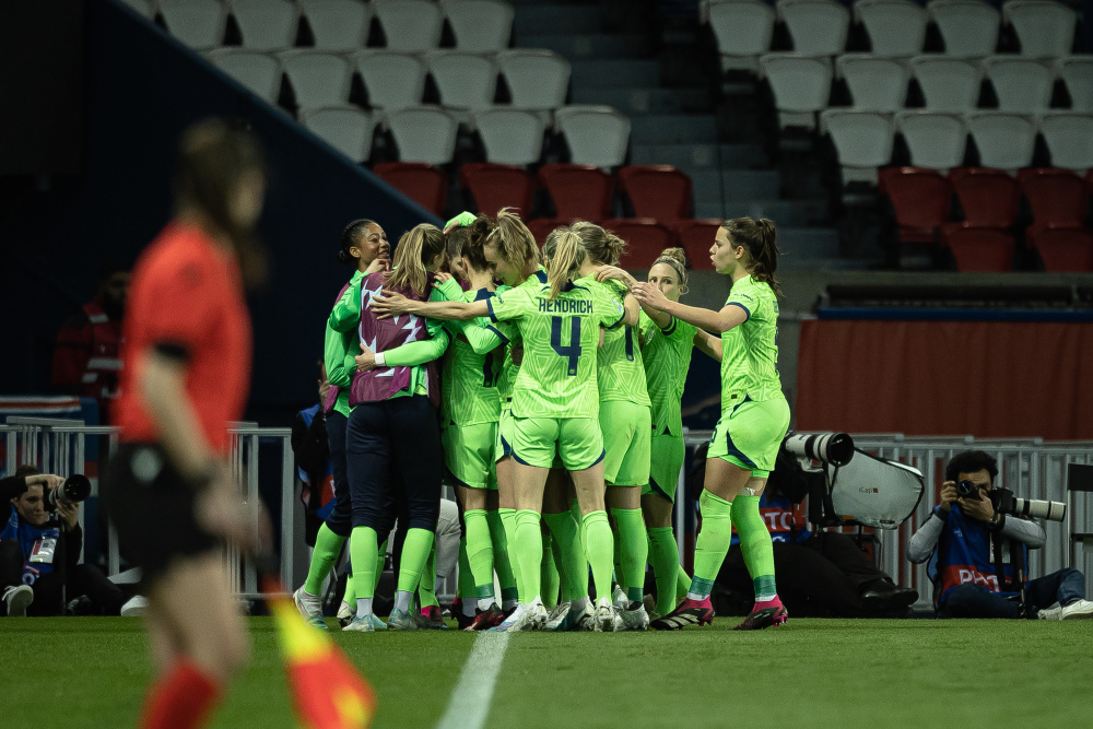  巴黎圣日耳曼女足三连冠，男足队员现场颁奖